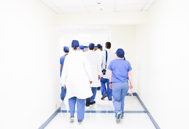 Pénurie de personnel hospitalier, difficiles conditions de travail pour les infirmières et aides-soignantes