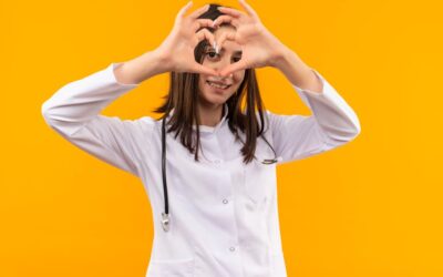 Découvrez comment la blouse blanche influence les patients!