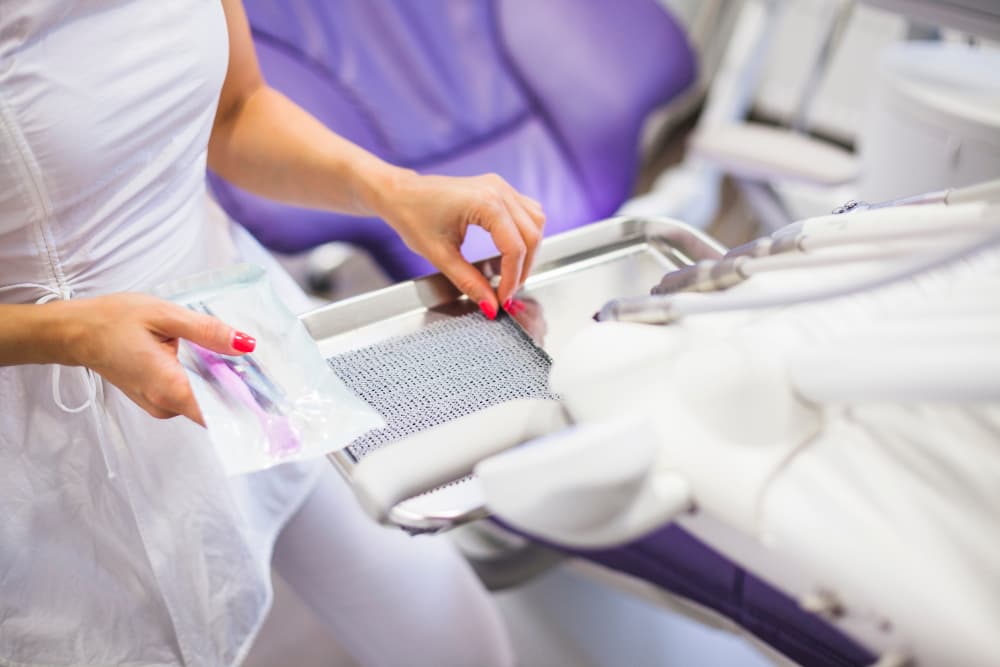 Les dentistes face aux nouvelles normes : quel impact sur les vêtements professionnels ?