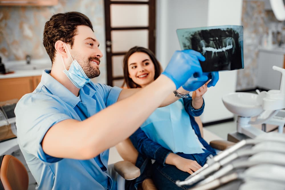 Tenues de dentistes : quelles différences entre les besoins en clinique et en cabinet privé ?