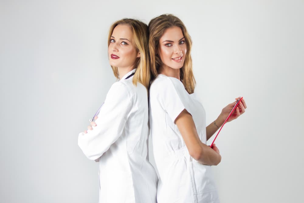 Comment bien choisir sa blouse blanche selon sa spécialité médicale ?