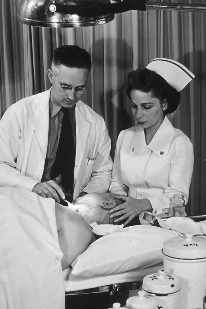 image ancienne tenue professionnelle médicale
