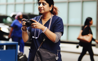 accueil 1 Blouse médicale femme Viviane bleu marine : une coupe pratique pour le quotidien soignant